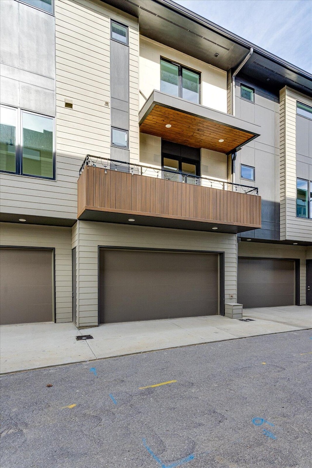 view of front of property with a balcony