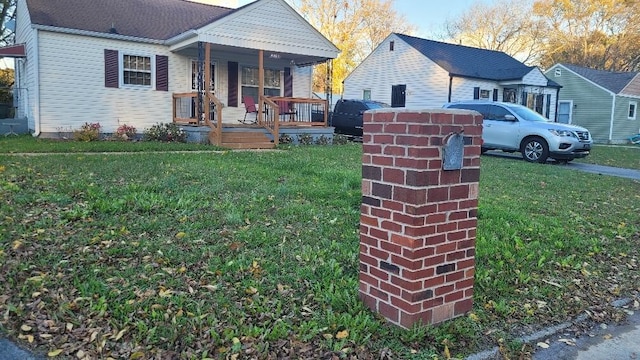 view of front facade with covered porch and a front lawn