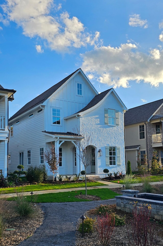 view of front of property with a front lawn