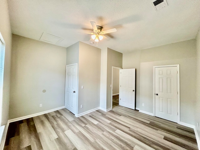 unfurnished bedroom featuring a textured ceiling, ceiling fan, and light hardwood / wood-style flooring