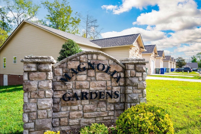 community sign with a lawn