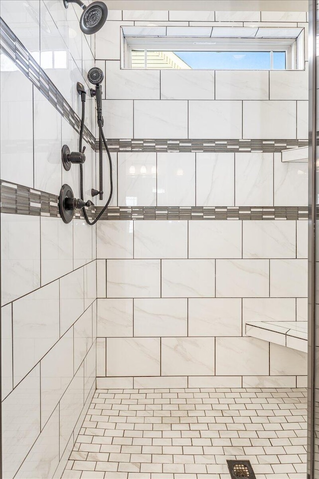 room details featuring a tile shower