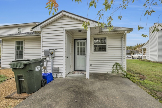 back of house featuring a yard