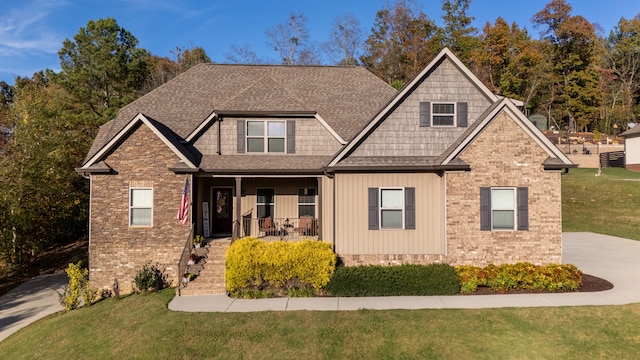 craftsman-style house featuring a front lawn and a porch