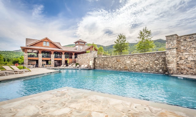 view of swimming pool featuring a patio