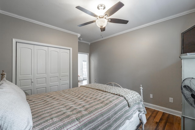 bedroom with ceiling fan, dark hardwood / wood-style flooring, crown molding, and a closet