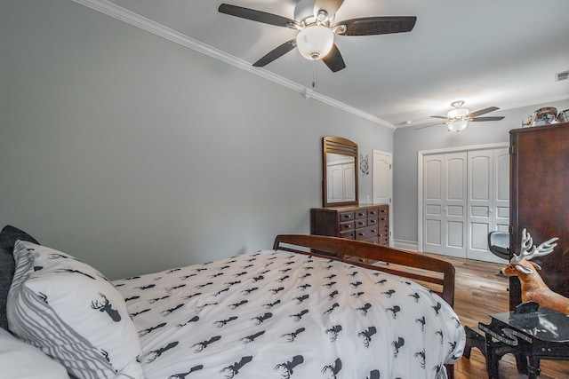 bedroom with ceiling fan, crown molding, and hardwood / wood-style flooring