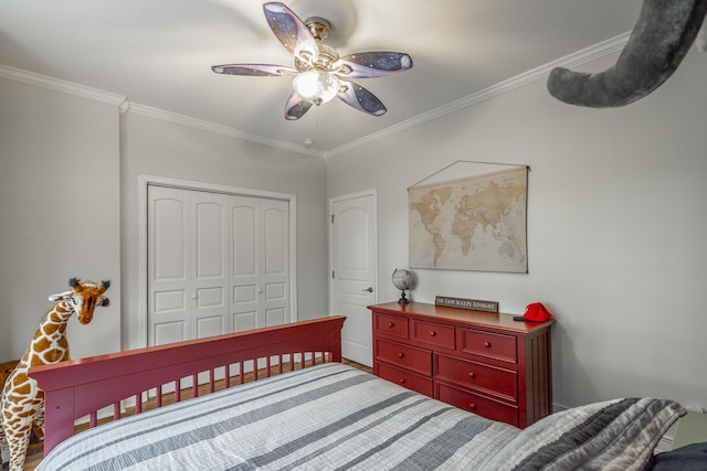 bedroom featuring ceiling fan, a closet, hardwood / wood-style floors, and ornamental molding