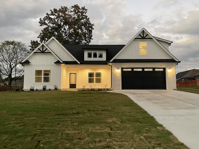 view of front of home featuring a front yard