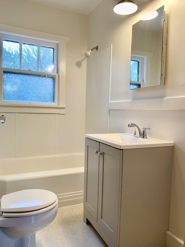 full bathroom with washtub / shower combination, vanity, and toilet