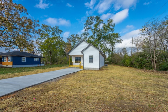 view of front of property featuring a porch and a front yard