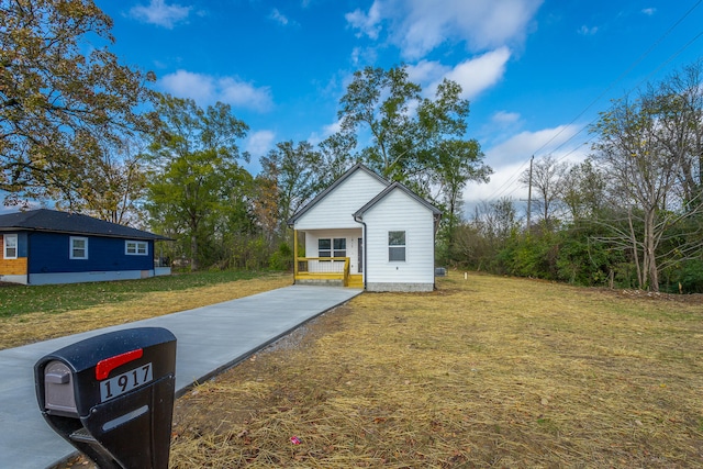 view of front of home featuring a front yard