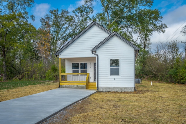 view of front facade featuring a front lawn and a porch