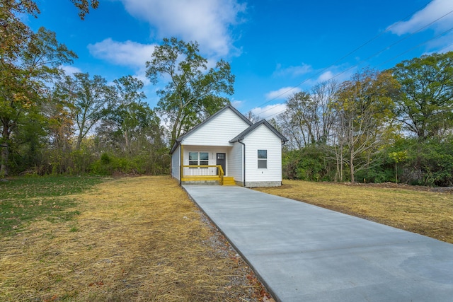 view of front facade with covered porch and a front yard