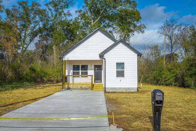 view of front of house with a front lawn and covered porch