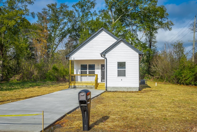 view of front facade with covered porch and a front yard