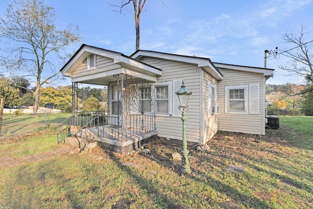 view of front of house with a front lawn and covered porch