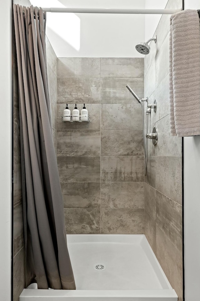 bathroom featuring a shower with shower curtain