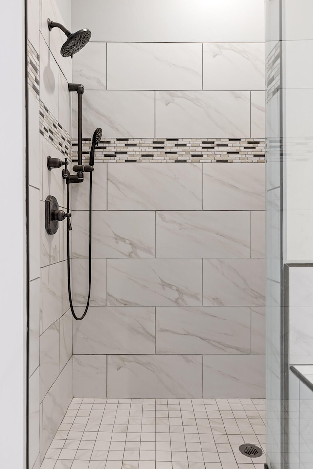 bathroom featuring a tile shower