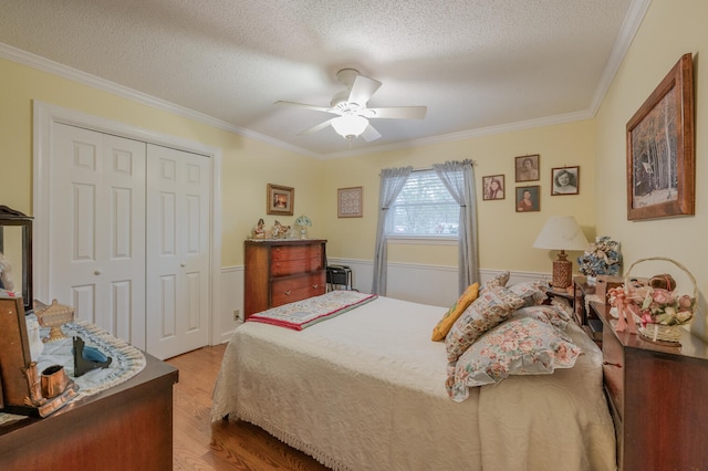 bedroom featuring ceiling fan, a closet, and crown molding