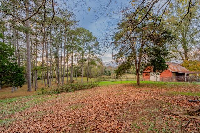 view of yard with an outbuilding