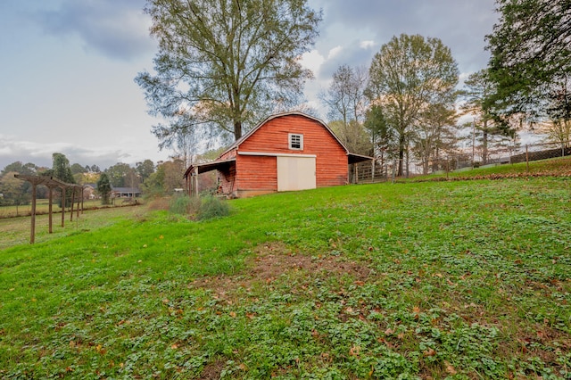 view of yard with an outbuilding