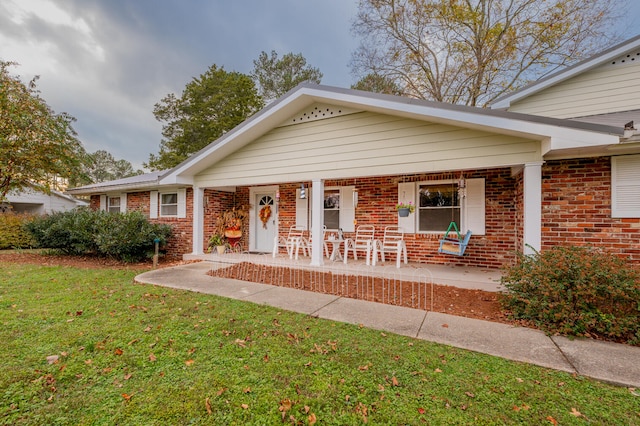 view of front of property featuring a porch and a front yard