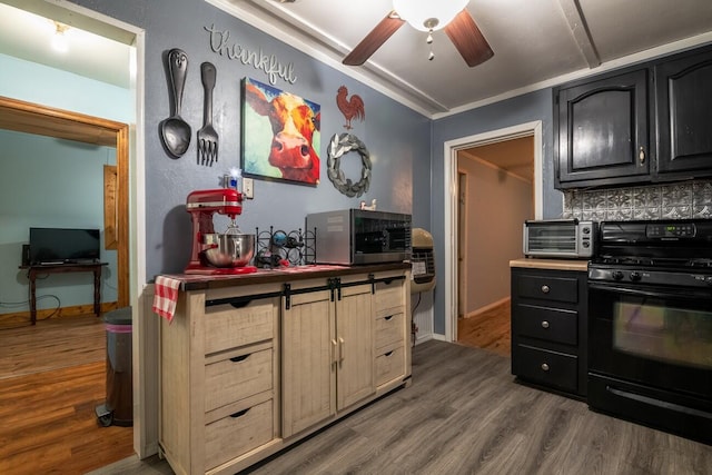 kitchen featuring decorative backsplash, dark hardwood / wood-style flooring, ceiling fan, crown molding, and black range