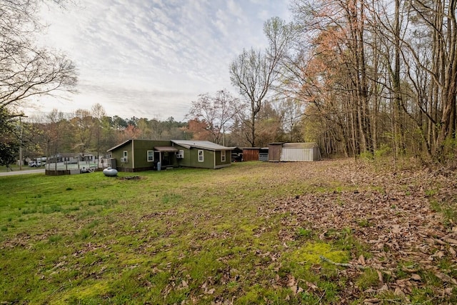 view of yard with a storage shed