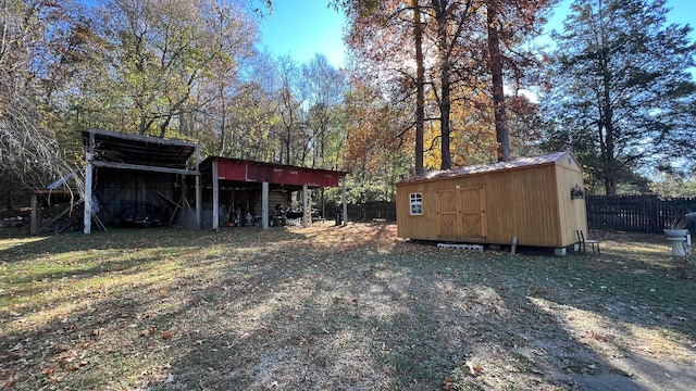 view of yard with an outdoor structure