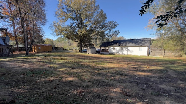 view of yard featuring a shed