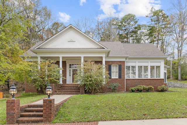 view of front facade with a front yard