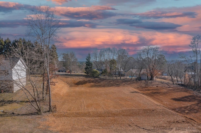 view of yard at dusk