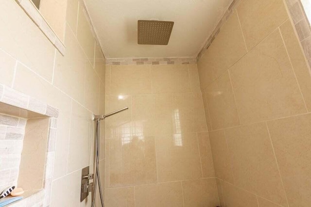 bathroom featuring a tile shower