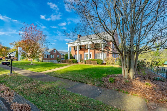 view of front of property featuring a front yard