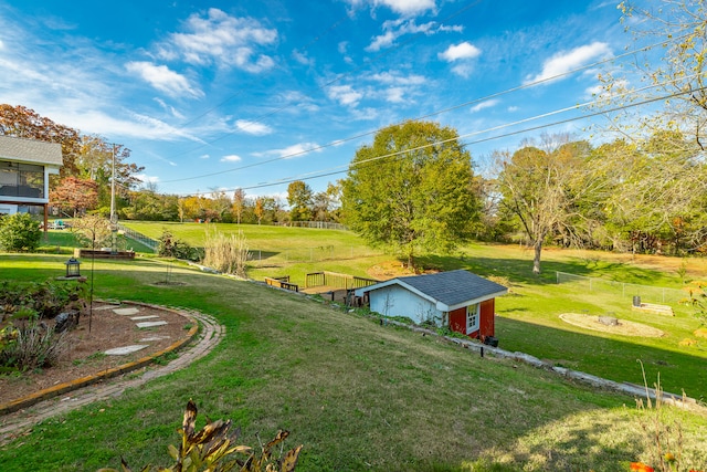 view of yard with an outbuilding