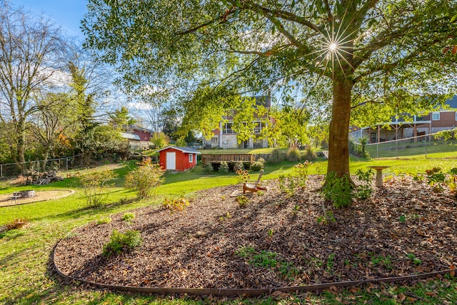 view of yard featuring a storage shed