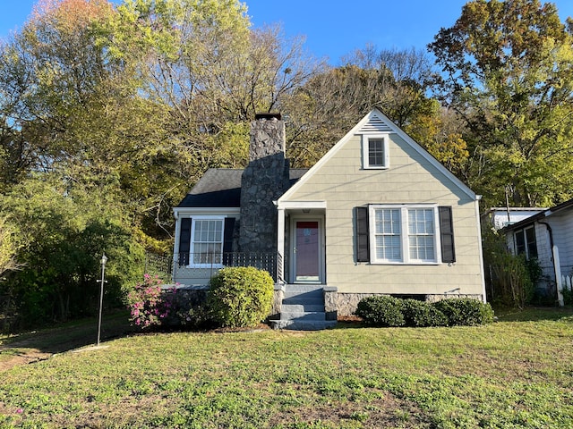 view of front of home featuring a front lawn