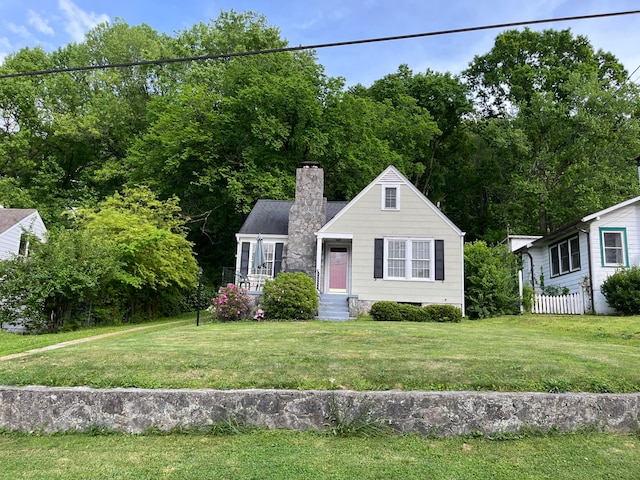 cape cod-style house featuring a front yard