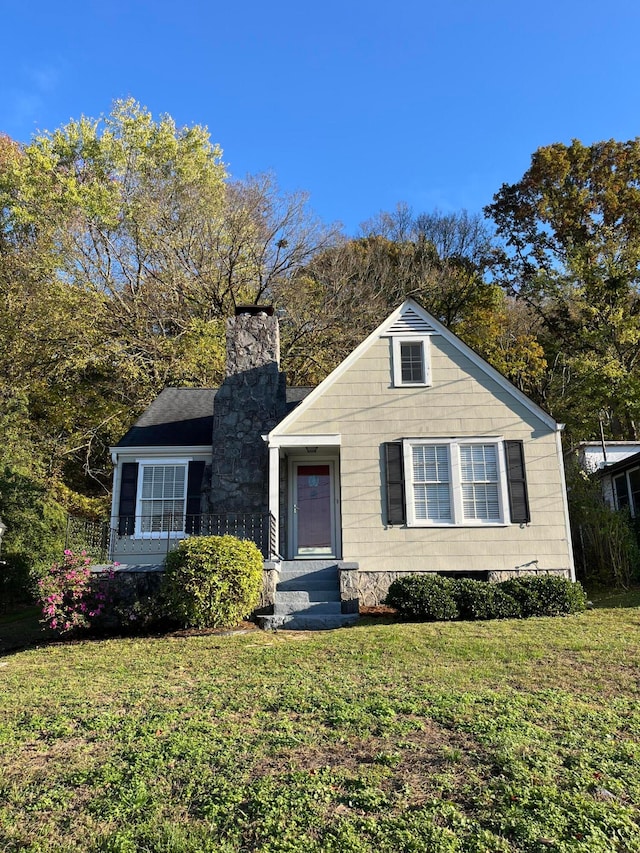 view of front of property featuring a front yard