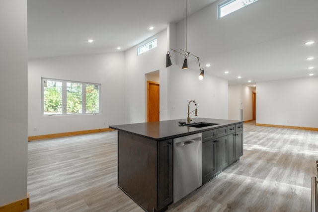 kitchen with sink, high vaulted ceiling, stainless steel dishwasher, an island with sink, and light hardwood / wood-style floors