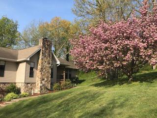 view of side of property featuring a lawn