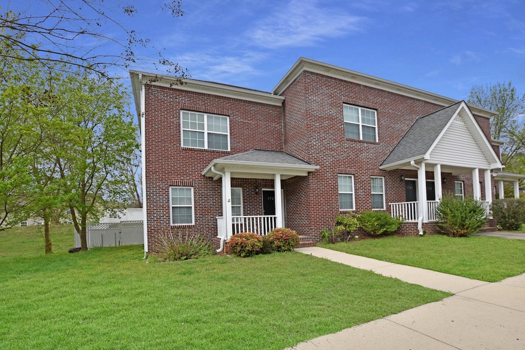 view of front facade featuring covered porch and a front lawn