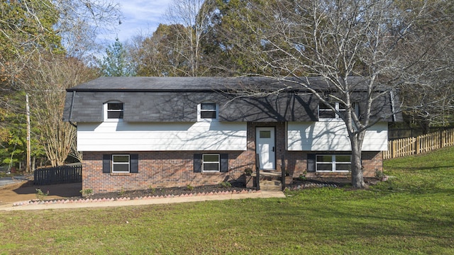 bi-level home featuring a front lawn