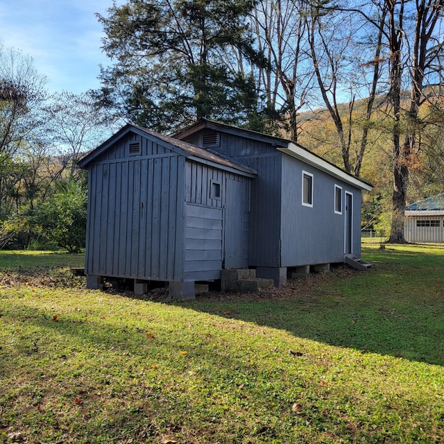 view of outdoor structure with a yard