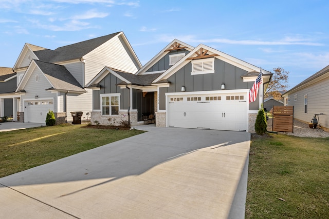 view of front of property featuring a front lawn and a garage