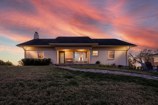 view of front of home featuring a lawn