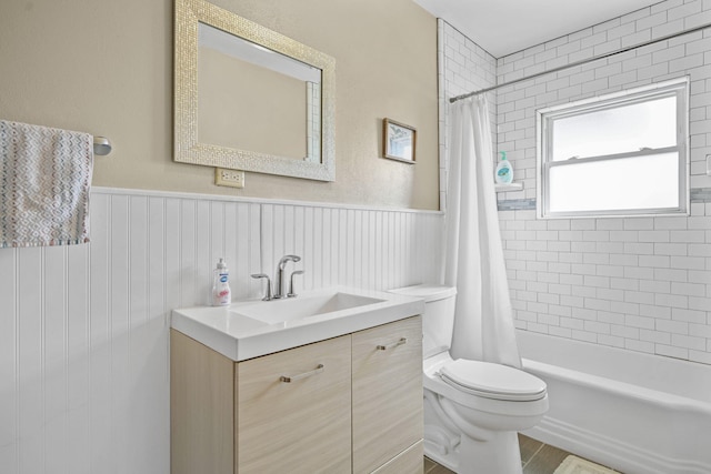 full bathroom with shower / bath combination with curtain, vanity, and toilet