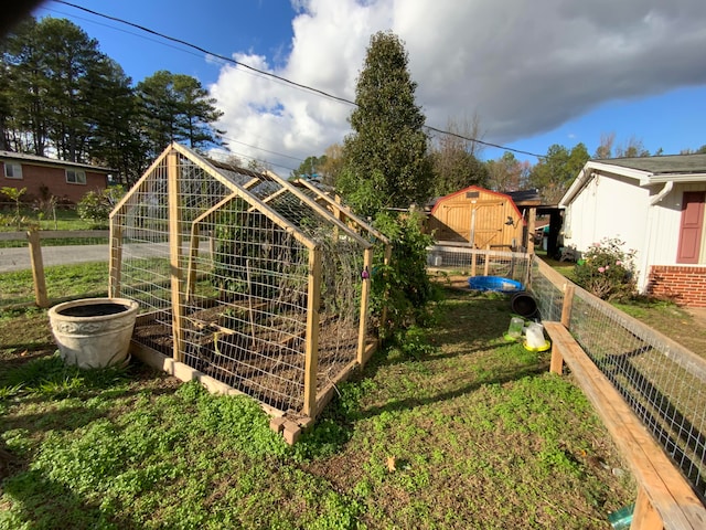 view of yard with an outbuilding