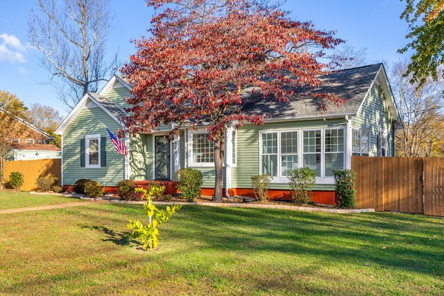 view of front facade with a front yard